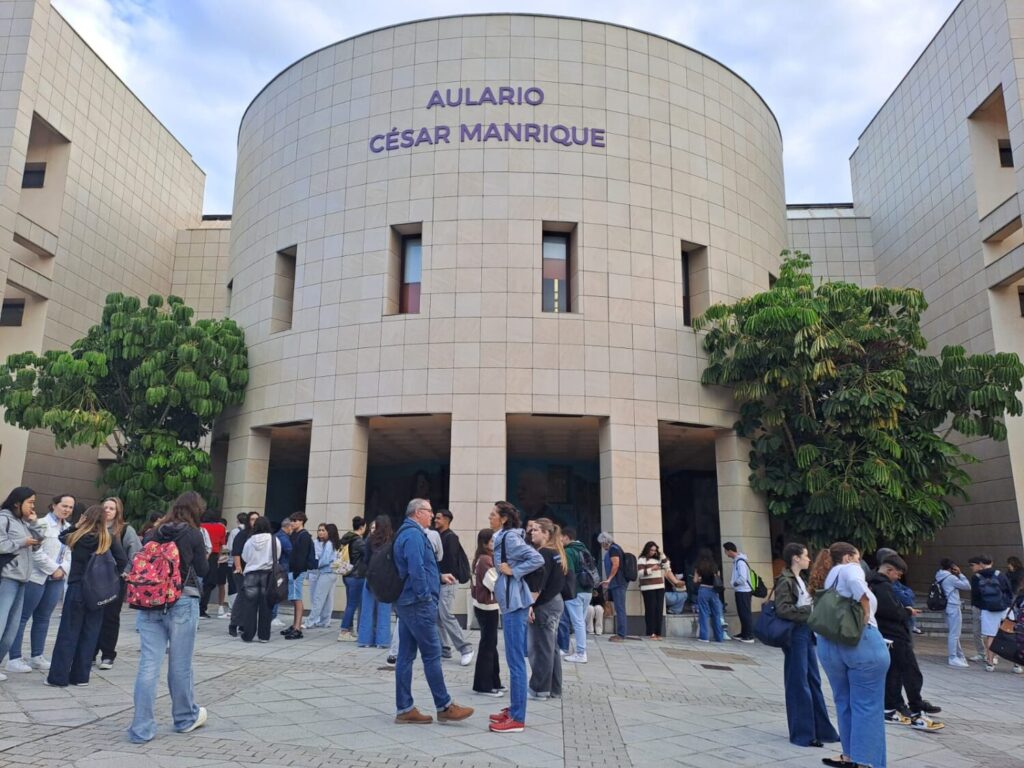 Estudiantes antes de entrar a la PAU 2025 en Tenerife