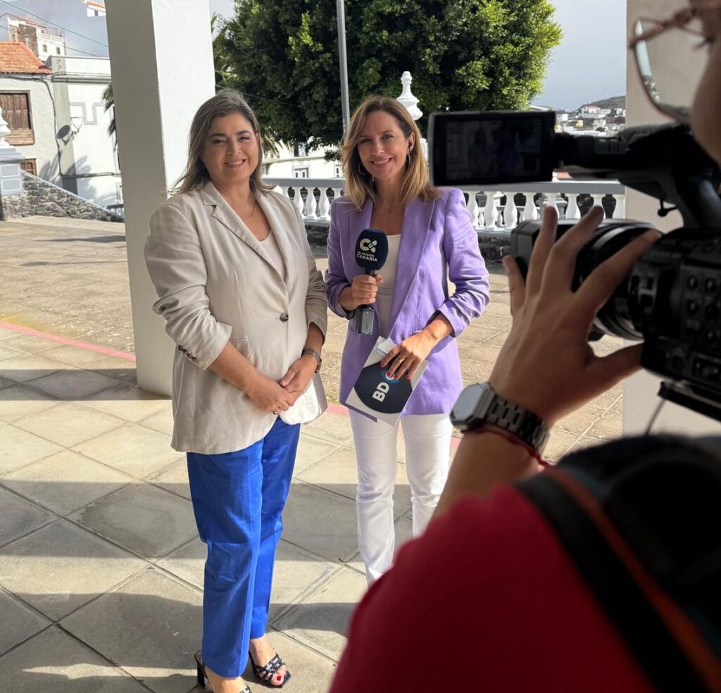 María Méndez, administradora general de RTVC, y Pilar Rumeu, presentadora de BDC, durante la presentación de la programación especial de La Bajada