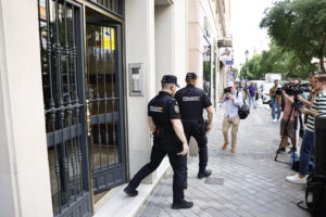 La Policía Nacional ha acudido a la casa del exdirigente socialista, Santos Cerdán, implicado en el llamado caso Koldo, para revisar dos paquetes recibidos por el que fuera número 3 del PSOE y que, al parecer, no esperaba. EFE/ Rodrigo Jiménez