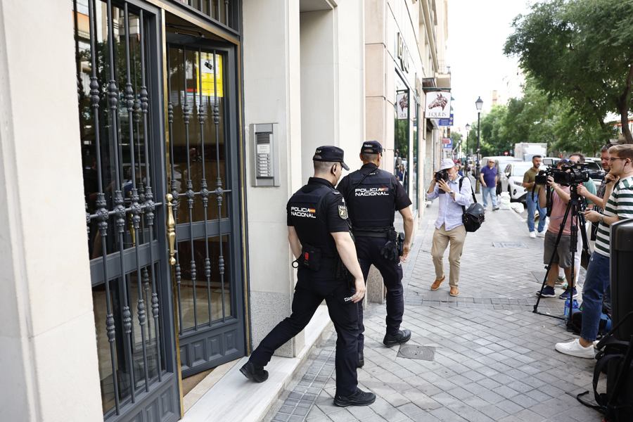 La Policía Nacional ha acudido a la casa del exdirigente socialista, Santos Cerdán, implicado en el llamado caso Koldo, para revisar dos paquetes recibidos por el que fuera número 3 del PSOE y que, al parecer, no esperaba. EFE/ Rodrigo Jiménez
