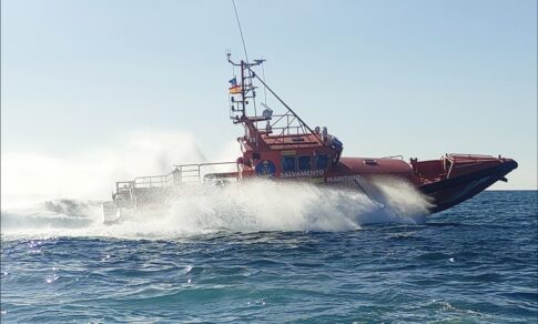 Salvamento está yendo a rescatar un cayuco con entre 180 y 200 personas en El Hierro