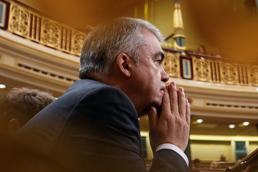 Reacciones de los partidos y grupos parlamentarios a la dimisión de Santos Cerdán. Imagen: El diputado socialista Santos Cerdán en el hemiciclo del Congreso este jueves. EFE/ Borja Sanchez-Trillo