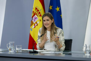 La vicepresidenta tercera y ministra para la Transición Ecológica y el Reto Demográfico, Sara Aagesen, durante su intervención en la rueda de prensa posterior a la reunión semanal del Consejo de ministros, este martes en Moncloa. EFE/ JJ Guillén