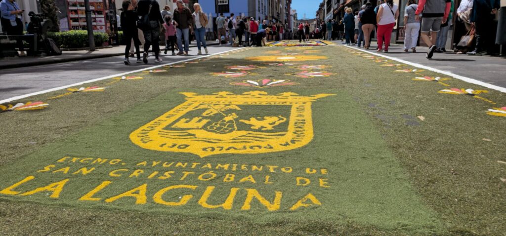 Tapices y alfombras decoran las calles del casco histórico de La Laguna para celebrar el Corpus. Imagen: Rubén Ruiz (RTVC).