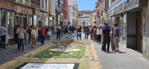 Alfombras y tapices decoran las calles de La Laguna para celebrar el Corpus. Tapices y alfombras decoran las calles del casco histórico de La Laguna para celebrar el Corpus. Imagen: Rubén Ruiz (RTVC).