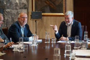 El presidente de Canarias, Fernando Clavijo (d), reunió este jueves en Santa Cruz de Tenerife al Pacto Migratorio de Canarias, del que forman parte todos los grupos parlamentarios, menos Vox, con la presencia del ministro de Política Territorial, Ángel Víctor Torres (i), para explicar el acuerdo sobre los menores solicitantes de asilo. EFE/ Ramón De La Rocha