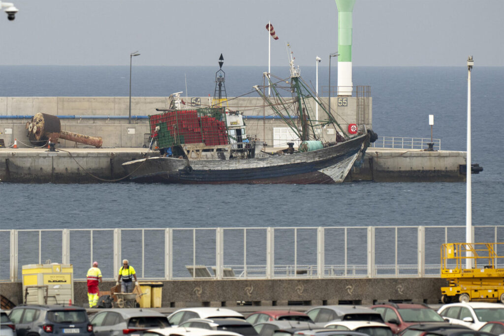Los catorce tripulantes de un barco pesquero marroquí, uno de ellos menor de edad, han solicitado asilo político tras atracar anoche en el puerto de Arrecife, la capital de Lanzarote.