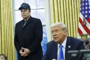 Fotografía de archivo en la que el magnate Elon Musk (i) escucha al presidente de Estados Unidos, Donald Trump (d). EFE/Aaron Schwartz