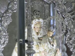 Detalle de la Virgen del Pino en la Catedral de Canarias / Diócesis de Canarias Oración en el Hospital Materno Infantil de Gran Canaria
