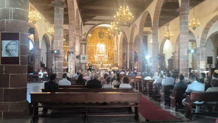 Canarias despide a Manuel Hermoso con una misa multitudinaria