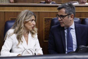 La vicepresidenta segunda y ministra de Trabajo, Yolanda Díaz, conversa con el ministro de Presidencia, Justicia y Relaciones con las Cortes, Félix Bolaños, a su llegada a la sesión de control al Gobierno en el Congreso de los Diputados, este miércoles. EFE/Chema Moya