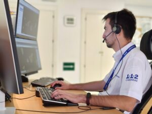 El accidente se produjo sobre las 22:30 horas, cuando la sala operativa del 1-1-2 recibió una llamada en la que se alertaba de la colisión de dos vehículos