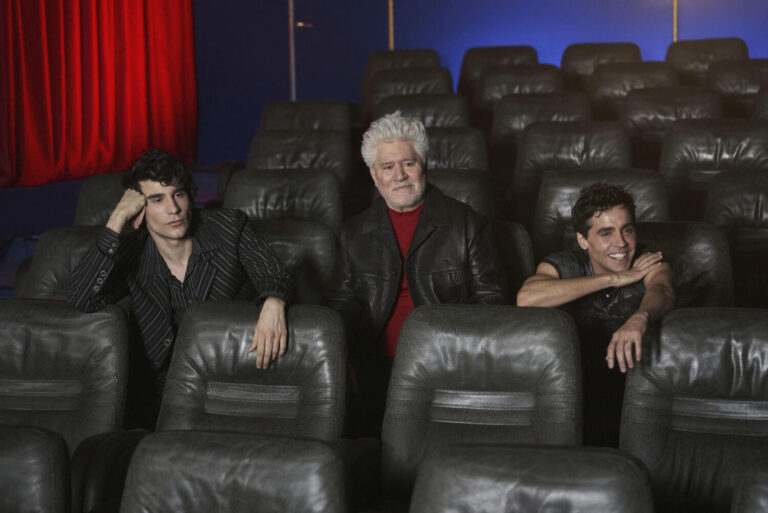 Los Javis rinden homenaje a Pedro Almodóvar