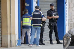 ectivos de la Policía Nacional a las puertas del inmueble donde este miércoles un hombre de 34 años ha matado presuntamente a su mujer y a su hijo de 3 años en Algemesí (Valencia) y ha sido detenido