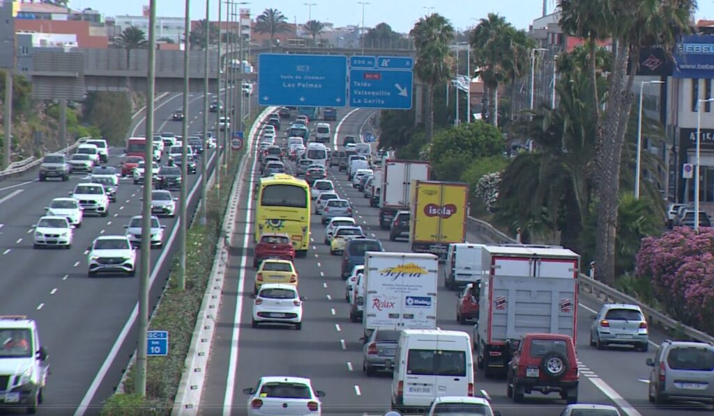 GC-1 tras dos accidentes que colapsaron la autovía en ambos sentidos
