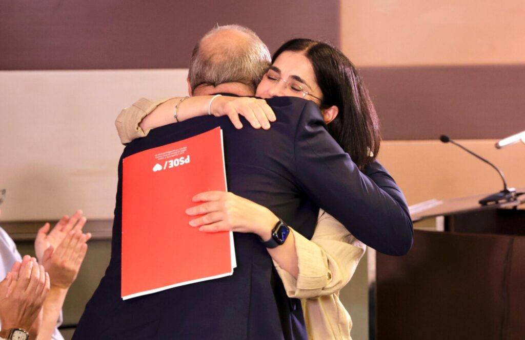 Augusto Hidalgo y Carolina Darias se dan un abrazo en la despedida de Hidalgo como secretario general del PSOE en Las Palmas de Gran Canaria / PSOE Las Palmas de Gran Canaria