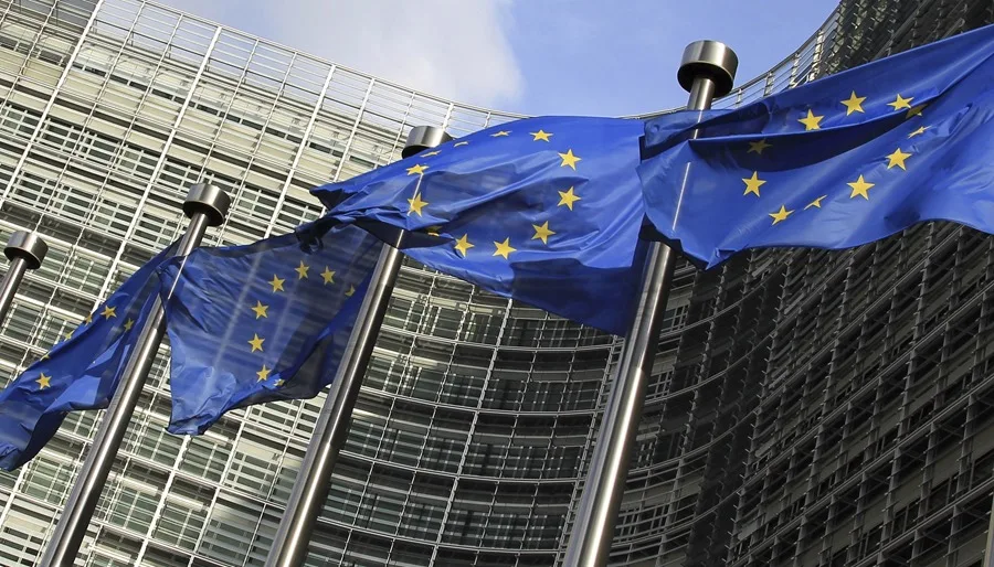 Bruselas expedienta a España por discriminación fiscal a extranjeros. Banderas de la Unión Europea. Imagen de recurso EFE