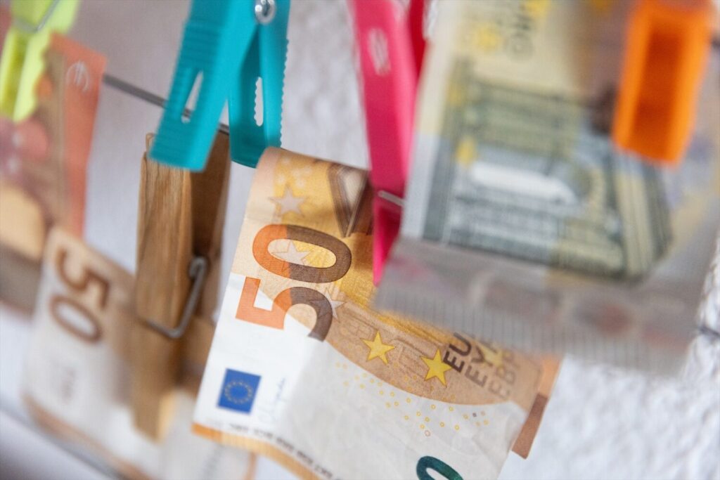Varios billetes sujetos con pinzas, a 9 de enero de 202