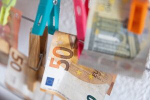 Varios billetes sujetos con pinzas, a 9 de enero de 202