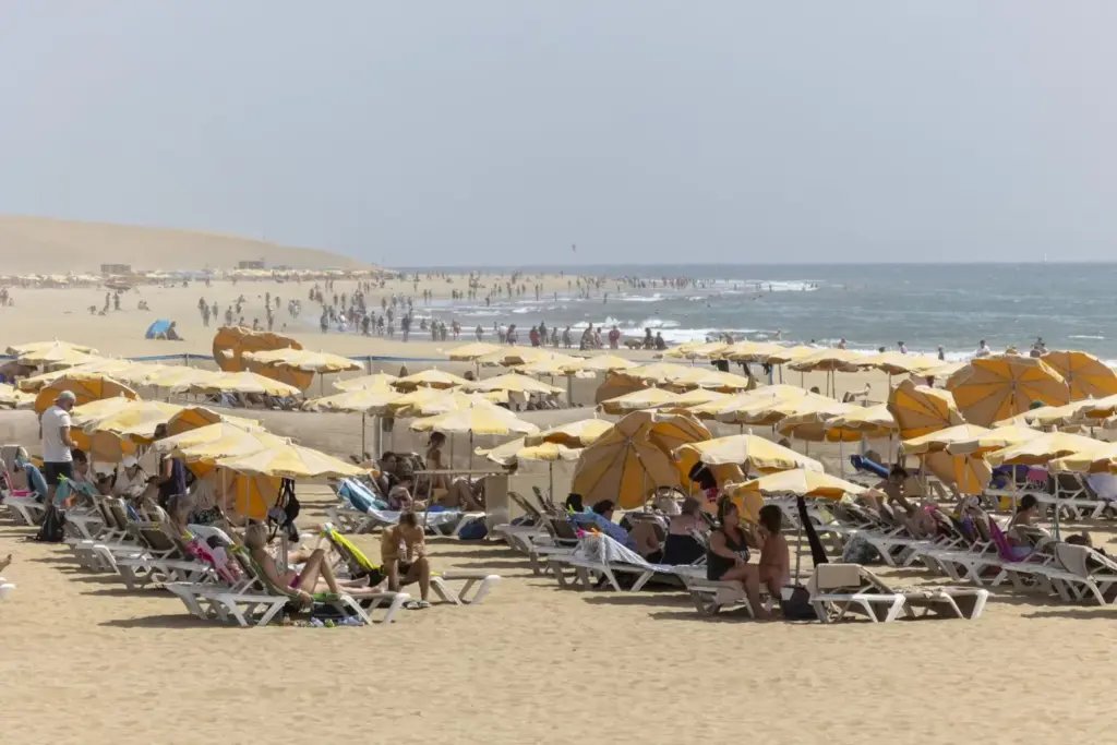 Fin de semana caluroso en las islas. Maspalomas. Playa del Inglés. Sur de Gran Canaria. EFE
