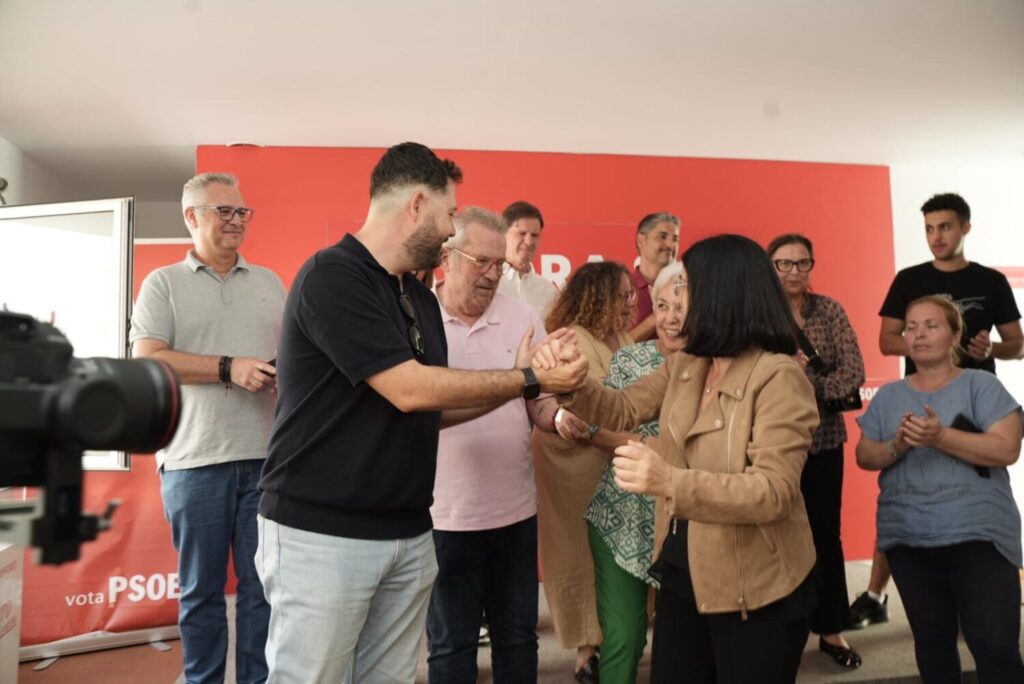 Carolina Darias, elegida secretaria local del PSOE en Las Palmas de Gran Canaria, con parte de los miembros de su ejecutiva / PSOE Las Palmas