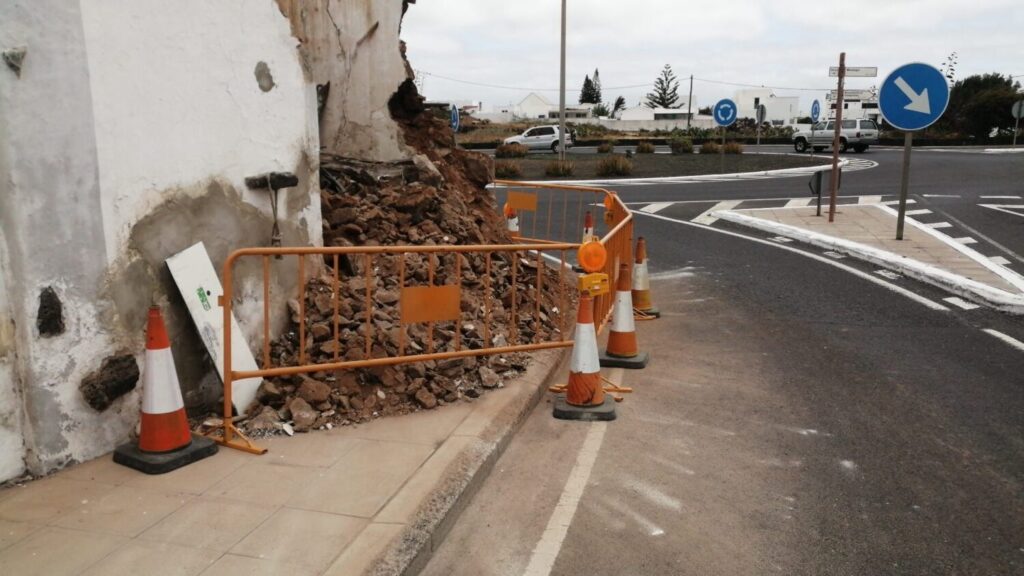 La guagua perdió el control e impactó contra una vivienda ubicada en la carretera de San Bartolomé