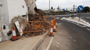 La guagua perdió el control e impactó contra una vivienda ubicada en la carretera de San Bartolomé