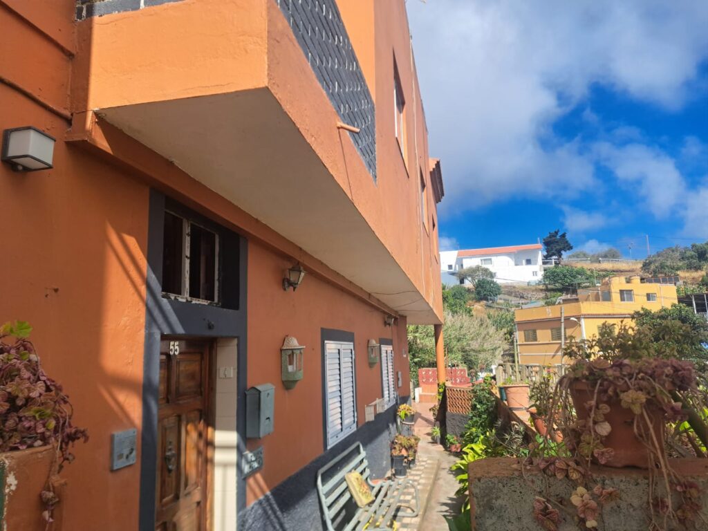 Imagen de la casa en Firgas, Gran Canaria, donde supuestamente la joven y su pareja asesinaron a su abuelo.
