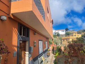 Imagen de la casa en Firgas, Gran Canaria, donde supuestamente la joven y su pareja asesinaron a su abuelo.