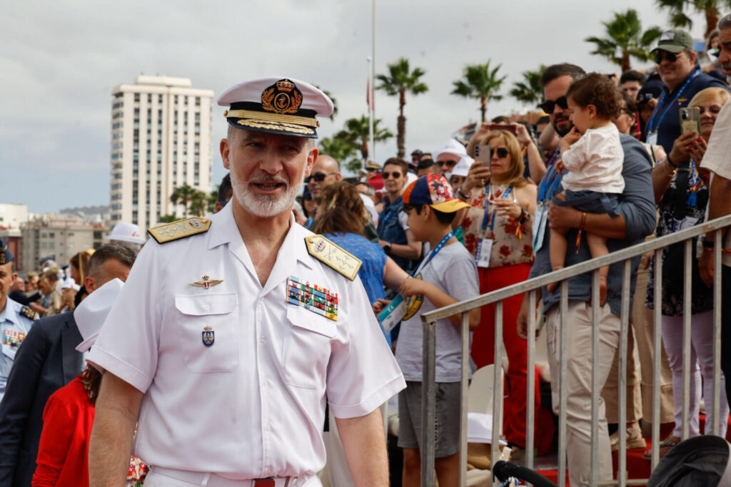 Cientos de personas acuden a las exhibiciones de las Fuerzas Armadas en la bahía de Las Palmas en un acto presidido por el rey Felipe VI