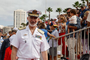Cientos de personas acuden a las exhibiciones de las Fuerzas Armadas en la bahía de Las Palmas en un acto presidido por el rey Felipe VI