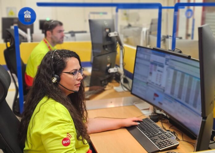 El suceso se produjo sobre las 18:49 horas, cuando la sala operativa del 1-1-2 recibió una alerta comunicando que se había declarado un incendio en un apartamento