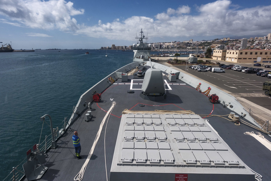 La princesa de Asturias, Leonor de Borbón, se embarcará como guardiamarina el sábado 14 de junio en Canarias en la fragata Blas de Lezo para participar en el Atlántico, al suroeste de las islas, en los ejercicios navales más avanzados que realiza la Armada en años, con utilización de diferente tipo de munición de combate real, incluidos misiles y torpedos. En la imagen, cañón de proa y plataforma múltiple de lanzamiento de misiles de la fragata Blas de Lezo, atracada en el puerto de Las Palmas de Gran Canaria. EFE/Ángel Medina G.