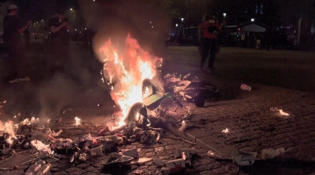 Vehículo calcinado en París durante los disturbios de este fin de semana