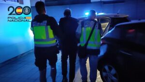 Detenido un hombre con una veintena de reclamaciones judiciales en vigor en Las Palmas de Gran Canaria. Imagen de la detención/ Policía Nacional.