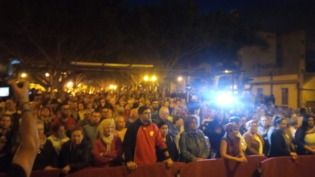 Gente esperando en la Plaza Franchy Roca de Telde la llegada de la Virgen del Pino