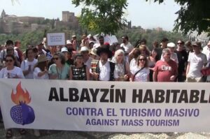 Miles de personas salen a la calle en Barcelona, Palma, San Sebastián y Granada contra el turismo que expulsa a los vecinos de los barrios
