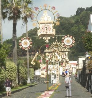 El municipio de Mazo celebra el día grande del Corpus Christi mostrando la creatividad de sus tapices de flores