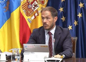 El consejero de Transición Ecológica y Energía, Mariano Hernández Zapata, asegura que los vertidos al mar son fruto de "la desidia de muchos años" y anuncia un reglamento