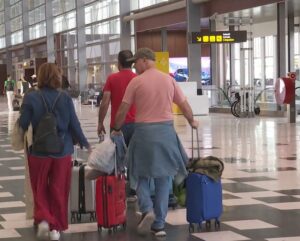 Los eurodiputados consideran ilegal cobrar por el equipaje de mano y defienden la gratuidad de llevar un bulto y una maleta pequeña