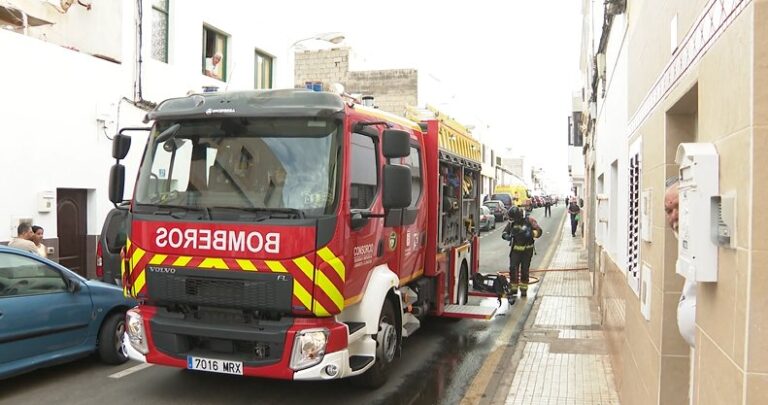 El incendio en una vivienda obliga a desalojar a cuatro familias de un edificio en Arrecife