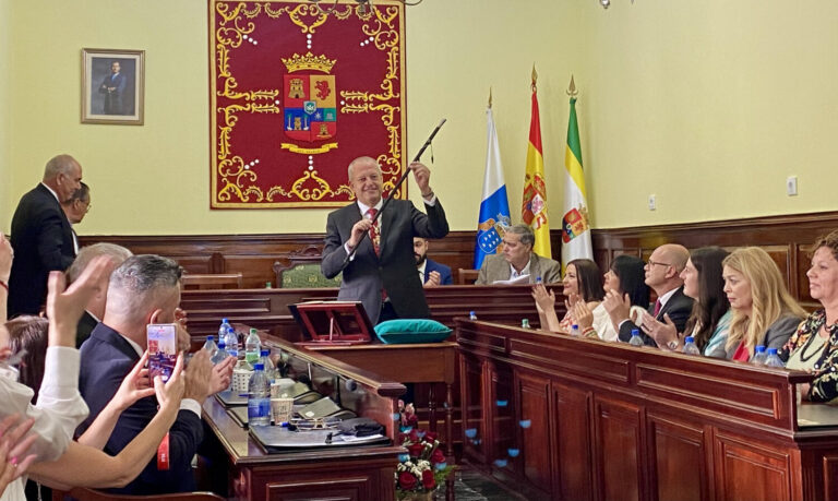 José Agustín Arencibia toma posesión como alcalde de Teror