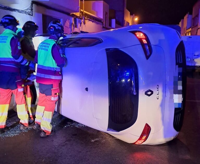Un vehículo vuelca en Lanzarote