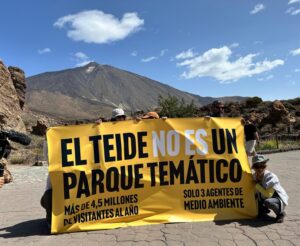 "Estamos en El Teide, a pesar de que nos hayan impedido la concentración. Venimos en pequeños grupos para saltarnos el intento de las instituciones de callarnos"