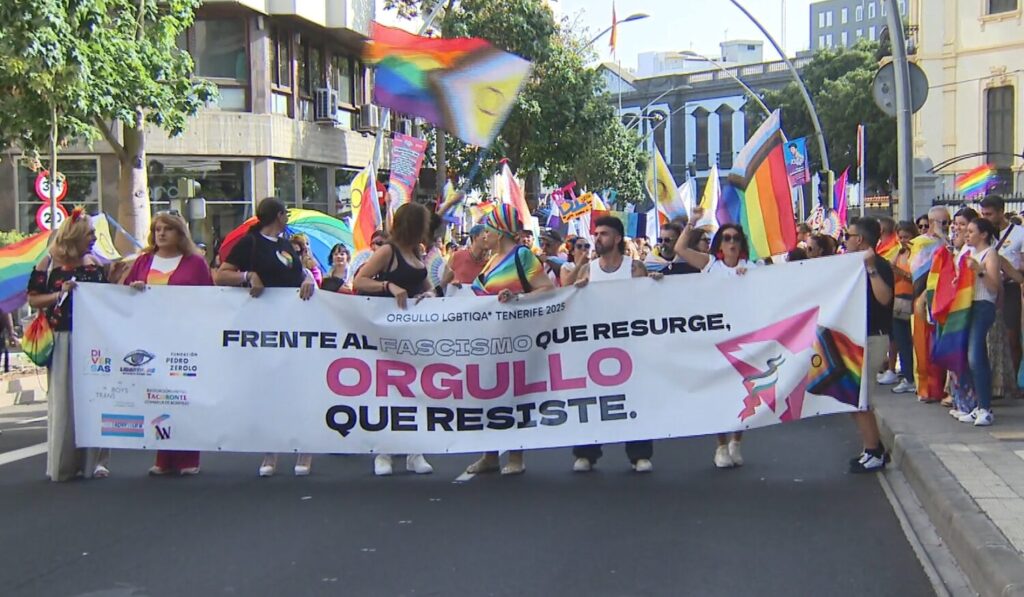 Los colectivos LGTBIQ+ han celebrado el Día del Orgullo en las calles de las dos capitales canarias