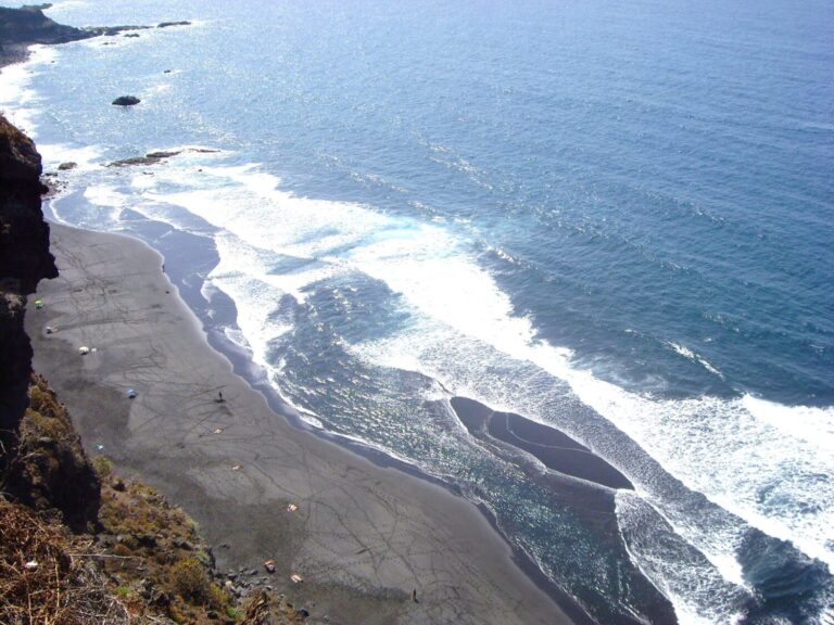 La playa del norte de Tenerife que recibe al verano con su acceso cerrado