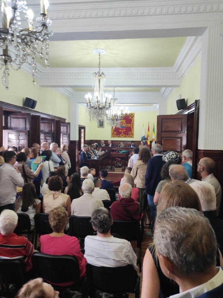 Mucha expectación entre los vecinos en el salón de plenos del Ayuntamiento de Teror durante la toma de posesión del nuevo alcalde / RTVC / Patricia Bosquet