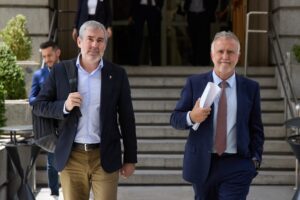 El presidente del Gobierno de Canarias, Fernando Clavijo (i), y el ministro de Política Territorial y Memoria Democrática, Ángel Víctor Torres. Imagen Europa Press (archivo)