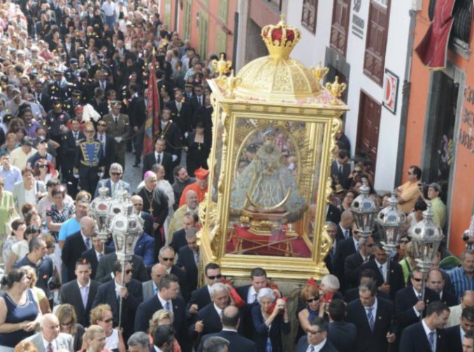 Procesión de la Virgen de las Nieves por las calles de Santa Cruz de La Palma / Archivo
