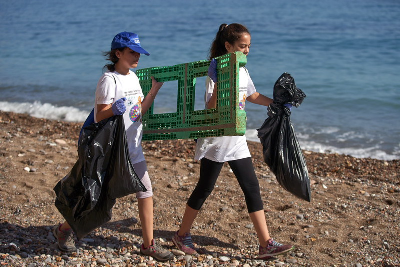 Recogida de residuos abandonados en una playa. Imagen Proyecto LIBERA SEO/BirdLife
